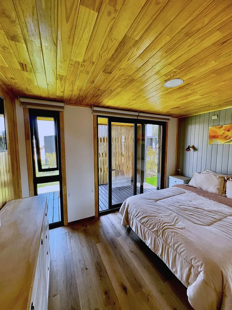 Dormitorio con puerta ventana de termopanel y ventana lateral