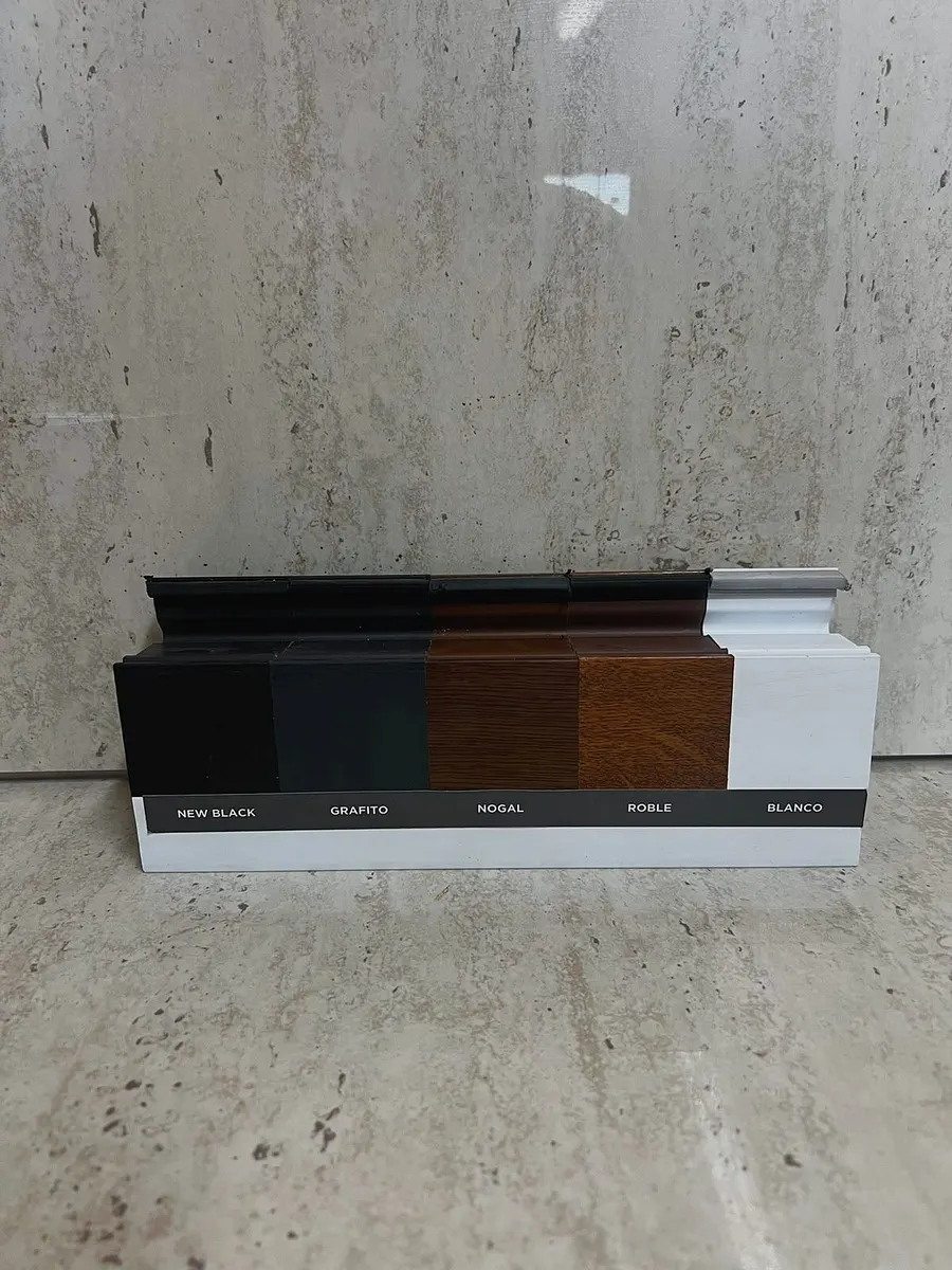 Muestrario de perfiles de PVC en New Black, Grafito, Nogal, Roble y Blanco