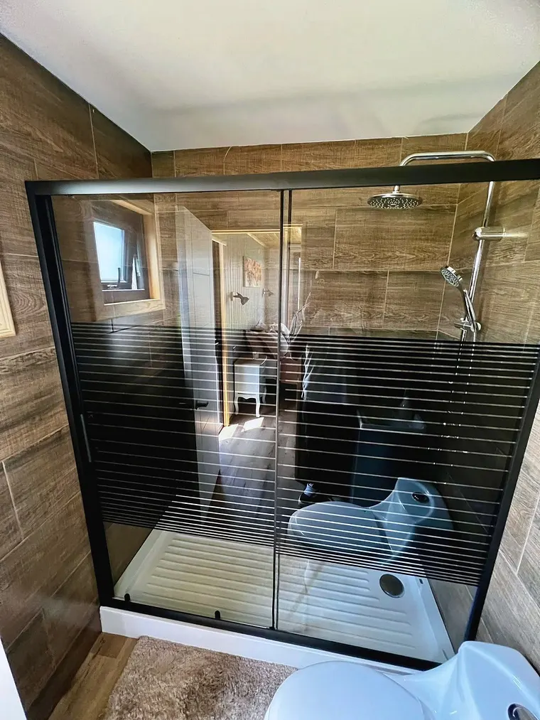 Shower door de vidrio con perfil negro