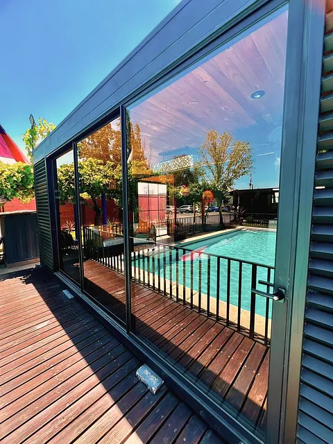 Ventanal esquinero de termopanel con vista a piscina